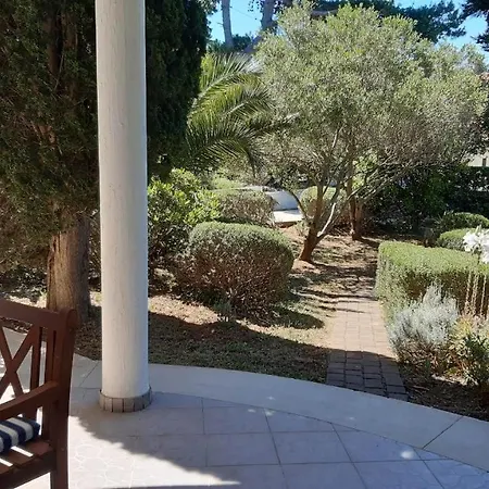 Delfina Apartment Ist